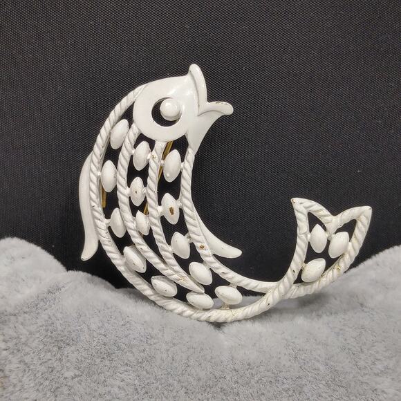 Vintage Crown Trifari Fish Brooch, White Enamel, 1950s - Picture 5 of 10